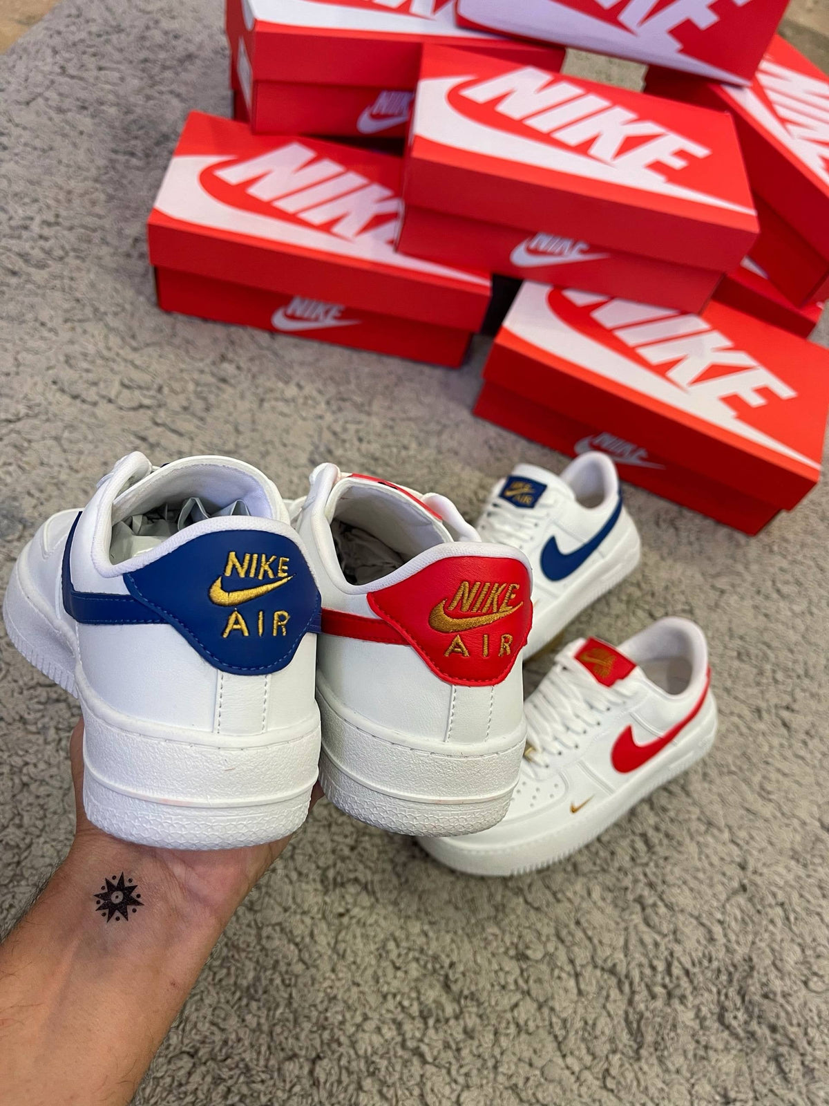 Zapatillas Air Force Blancas logo rojo