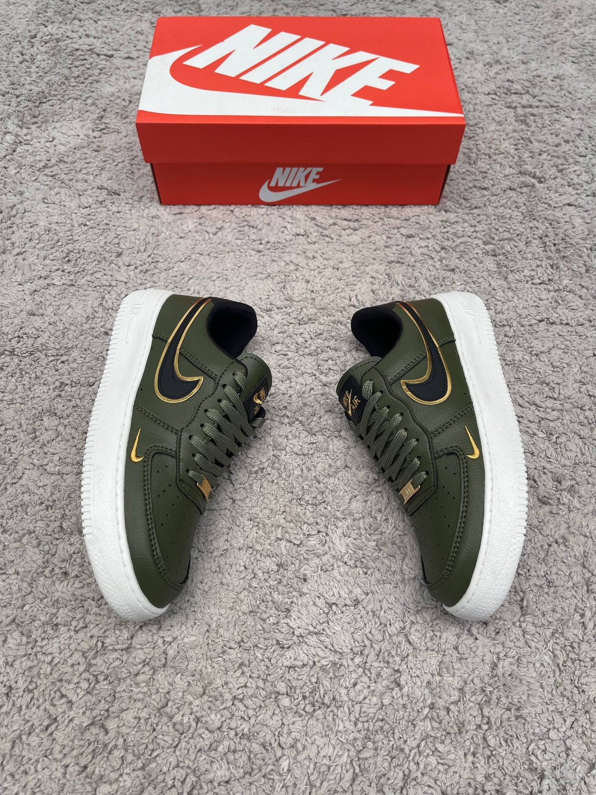 Air Force 1 Blancas logo oro