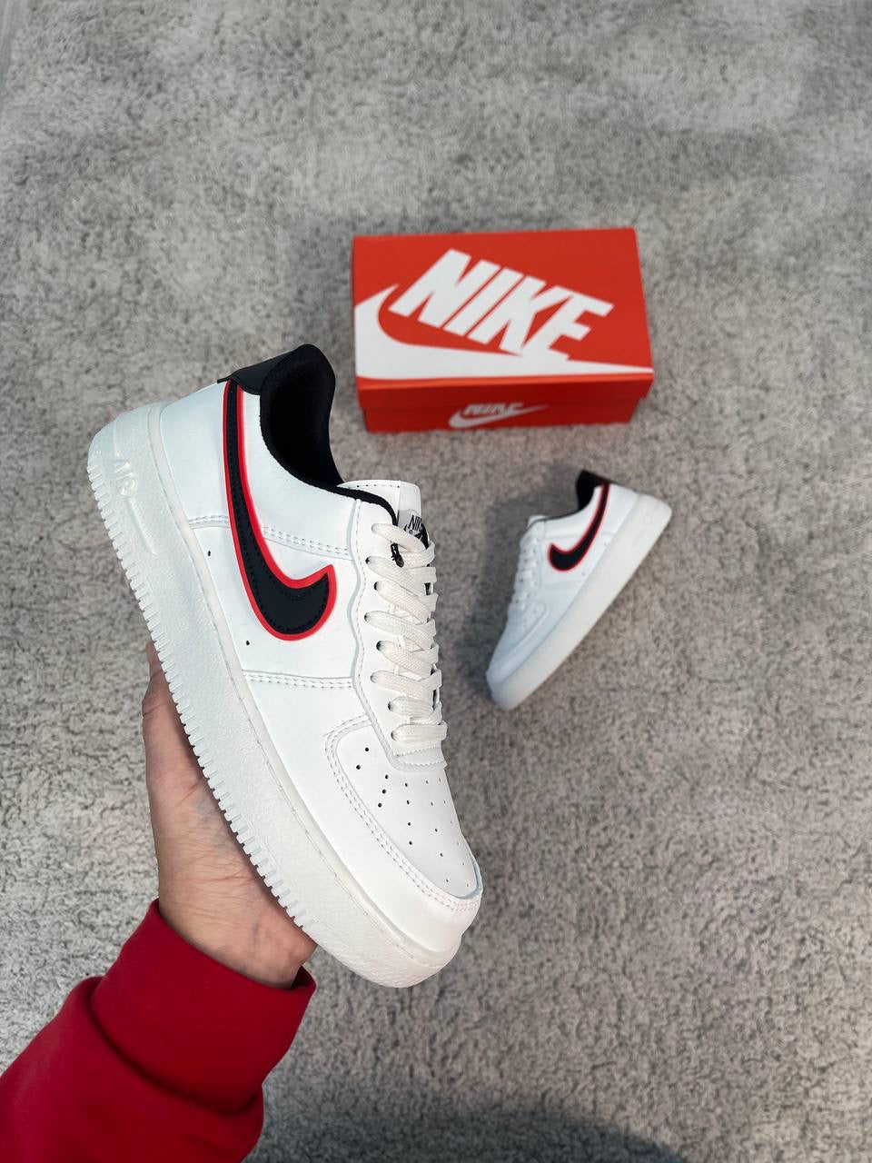 Air Force 1 logo negro con rojo