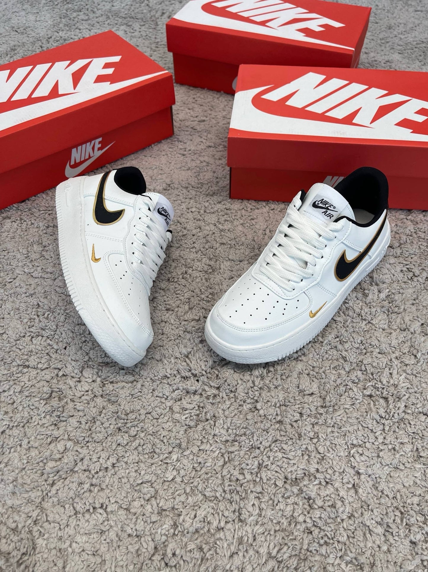 Air Force 1 Blancas logo negro oro