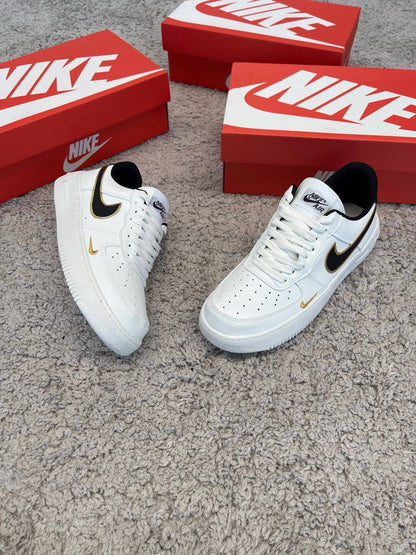 Air Force 1 Blancas logo negro oro