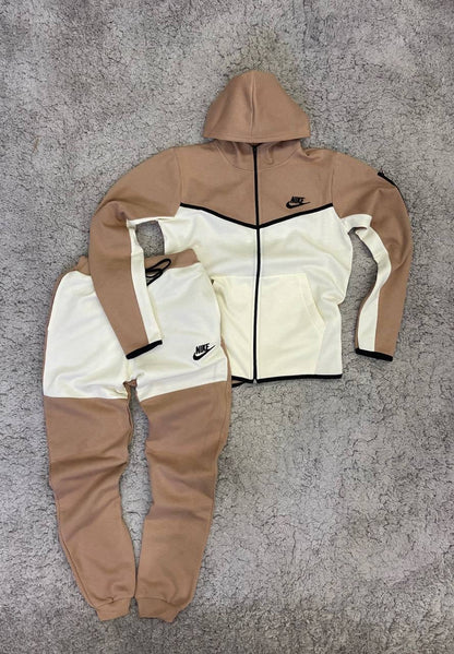 NIKE TECH FLEECE CREMA