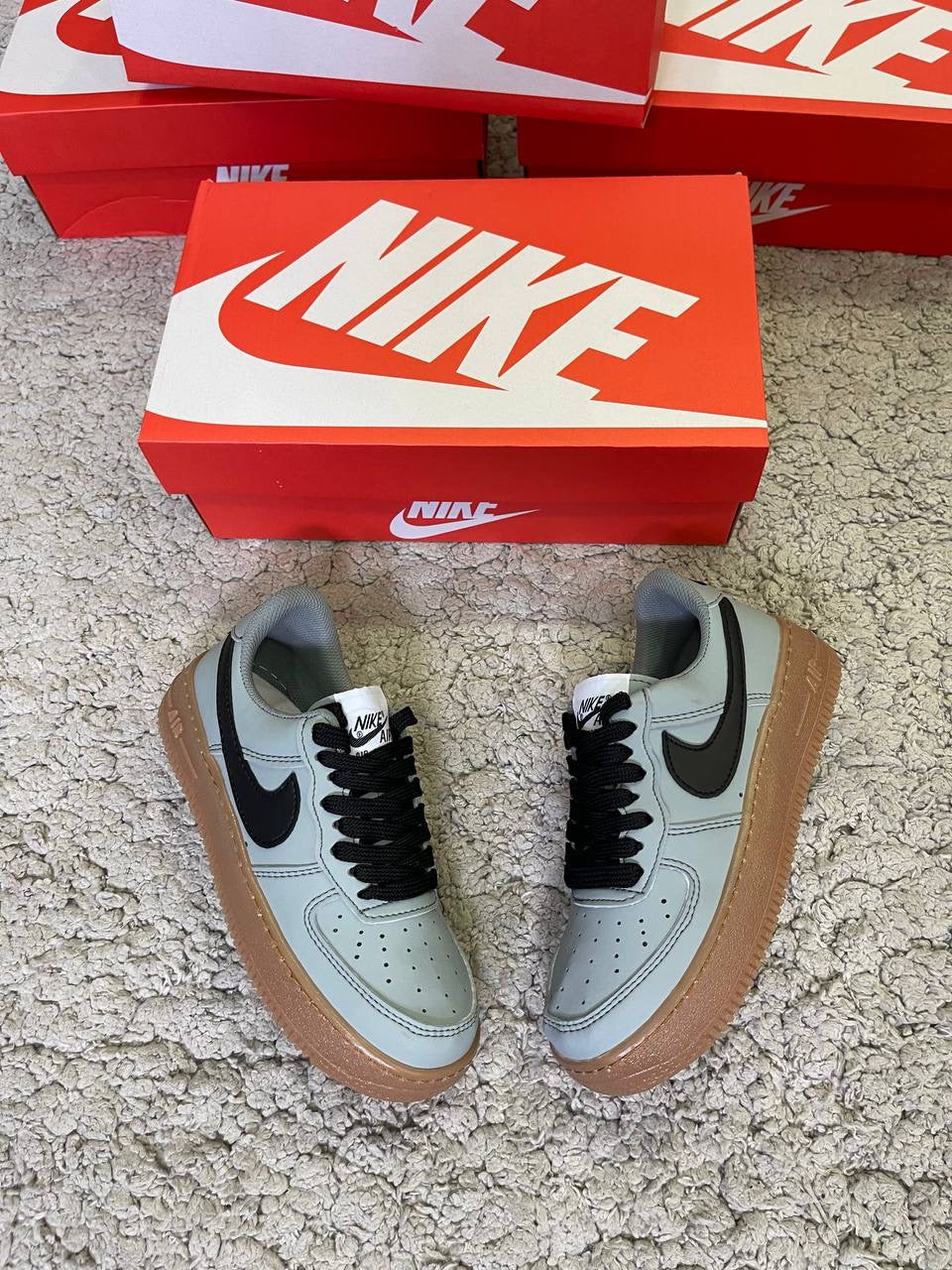 AIR FORCE 1 GRIS LOGO NEGRO