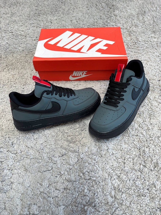 AIR FORCE 1 GRIS SUELA NEGRA