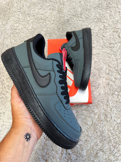 AIR FORCE 1 GRIS SUELA NEGRA