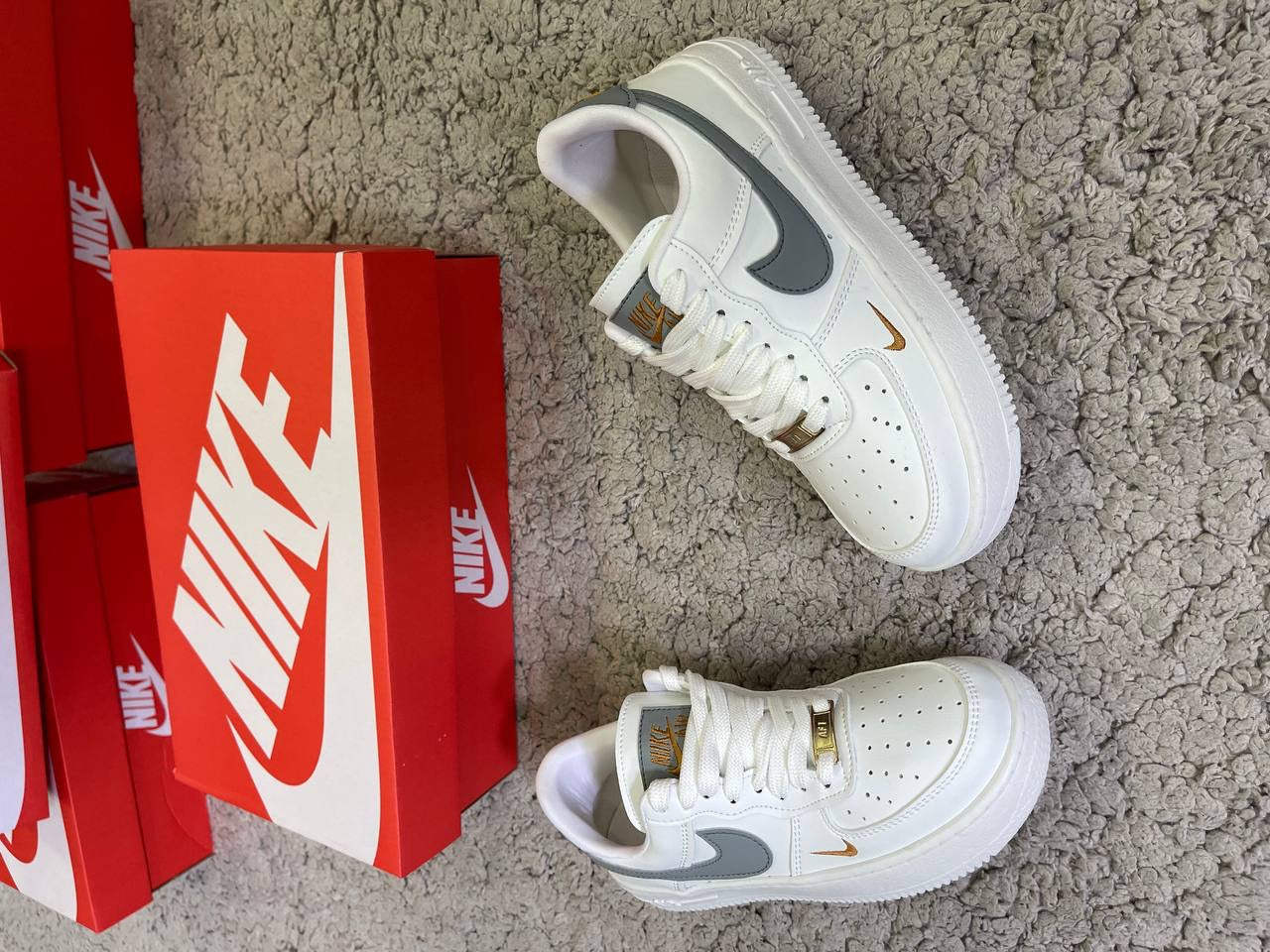 AIR FORCE 1 BLANCA LOGO GRIS