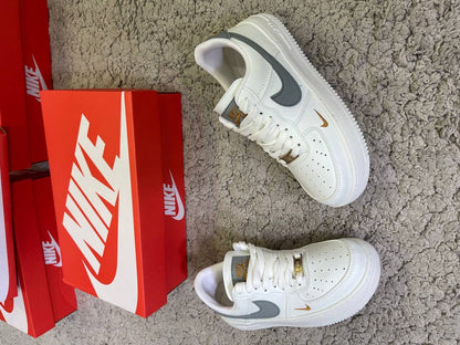 AIR FORCE 1 BLANCA LOGO GRIS