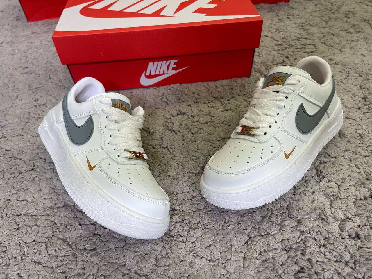 AIR FORCE 1 BLANCA LOGO GRIS