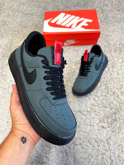 AIR FORCE 1 GRIS SUELA NEGRA