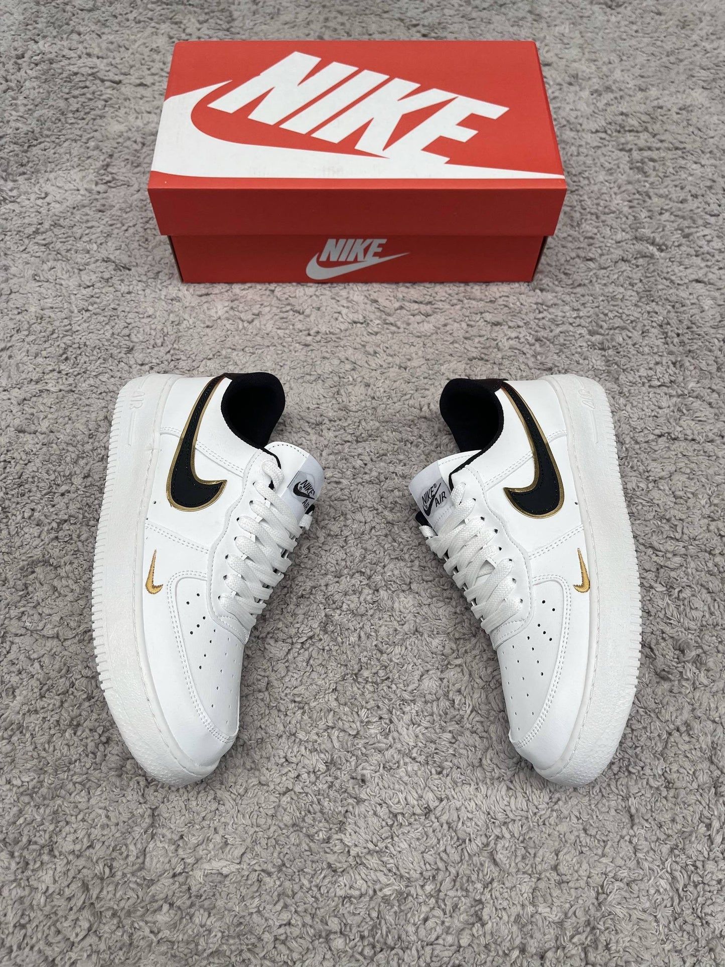 Air Force 1 Blancas logo negro oro