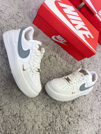 AIR FORCE 1 BLANCA LOGO GRIS
