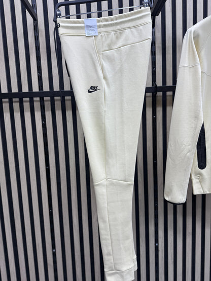 Chandal Nike Tech ( Crema )